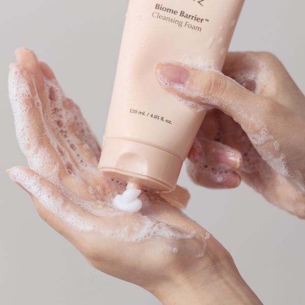 Ніжна пінка для вмивання з пробіотиками UIQ Biome Barrier Cleansing Foam 120 мл cos145 фото
